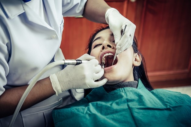 ¿Qué hacer cuando necesitas un dentista de urgencia?